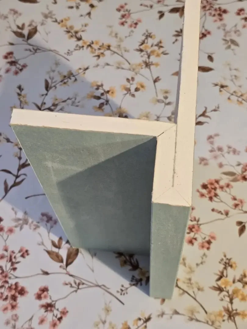 Detail frézovaného sádrokartonového prvku